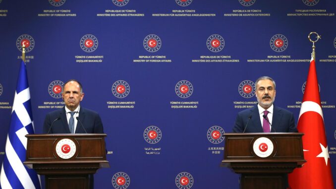 El ministro de Exteriores turco, Hakan Fidan (d) y su homólogo griego, George Gerapetritis (i) en una rueda de prensa conjunta en Ankara (Turquía). EFE/EPA/Necati Savas
