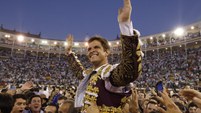 El diestro Julián López "El Juli" abre la puerta grande de Las Ventas en su última tarde vistiendo de luces en la capital, en la que ha compartido cartel con Uceda Leal y Tomás Rufo. EFE/ Juanjo Martin
