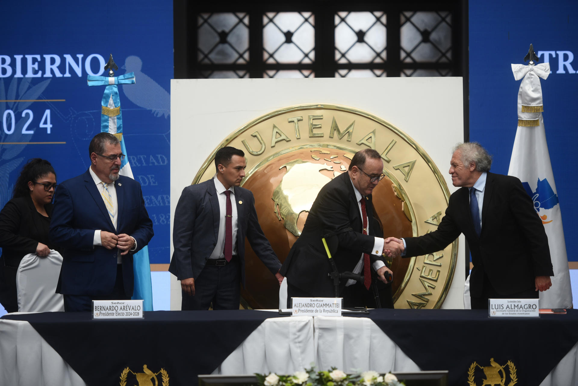 El presidente Alejandro Giammattei (c), saluda al secretario general de la Organización de Estados Americanos, (OEA) Luis Almagro (d), durante la segunda reunión de transición entre autoridades del gobierno de Guatemala con autoridades electas en el Palacio Nacional en Ciudad de Guatemala (Guatemala). EFE/Edwin Bercian
