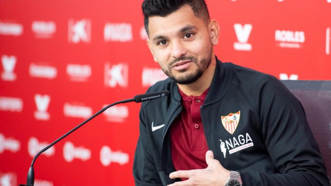 El Sevilla hizo oficial en la medianoche de este viernes la salida del internacional mexicano Jesús 'Tecatito' Corona del equipo andaluz, un año y medio después de su llegada. EFE/ Raúl Caro.
