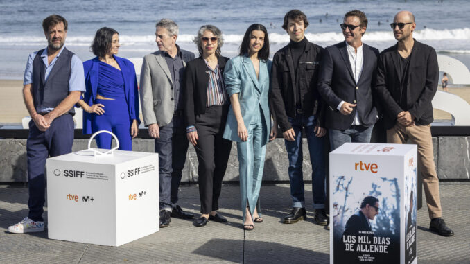 El director Nicolás Acuña (d) y los actores Pablo Capuz (3d), Alfredo Castro (3i), Francisca Gavilán (2i), Susana Hidalgo (4d), Marcial Tagle (i) y Benjamín Vicuña (2d), posan durante la presentación de "Los mil días de Allende", que conmemora los 50 años del golpe de estado en Chile, este martes en el 71 Festival Internacional de Cine de San Sebastián. EFE/Javier Etxezarreta
