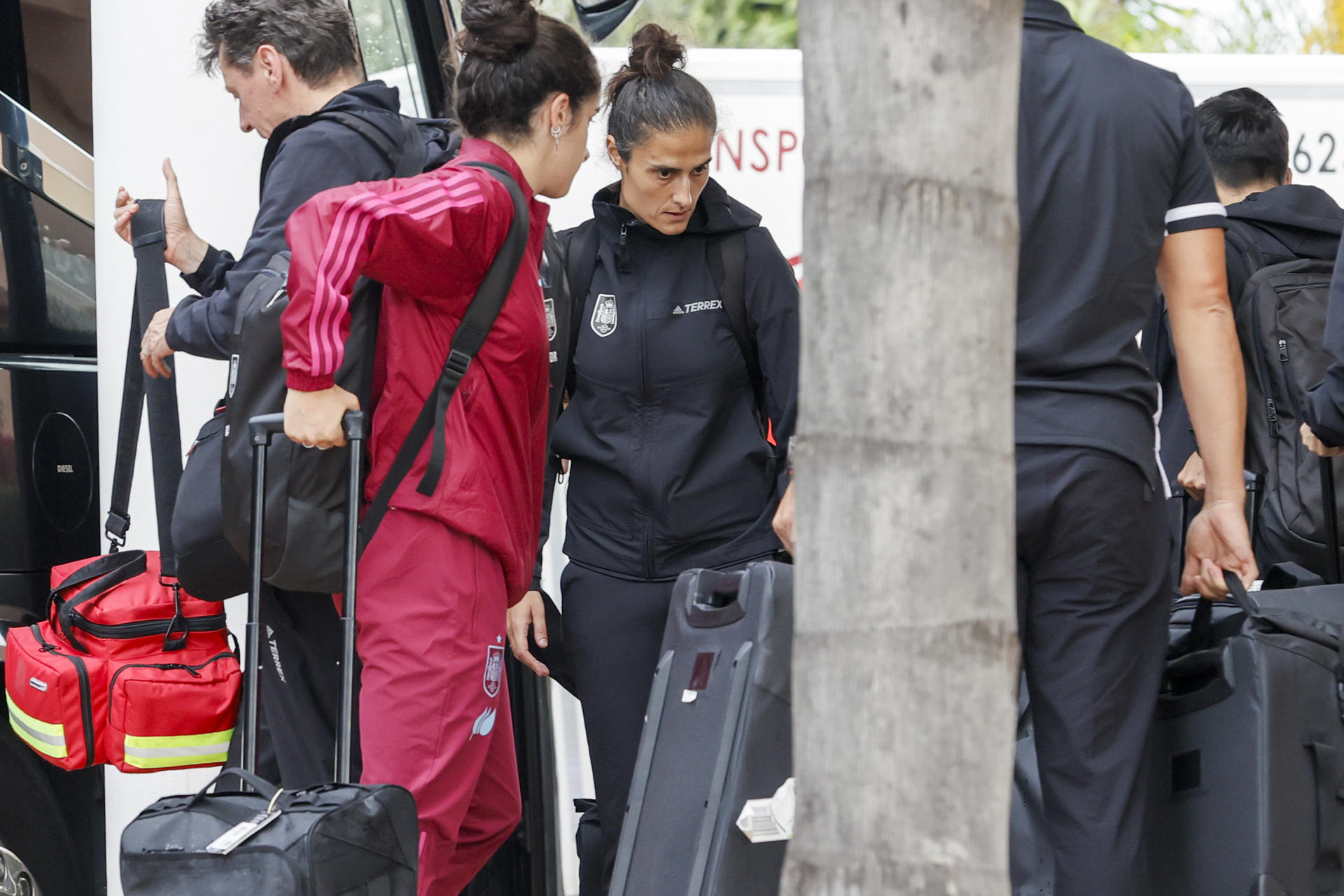 - La seleccionadora femenina, Montse Tomé (c), a su llegada al hotel de concentración en Oliva (Valencia), este martes. EFE/ Juan Carlos Cárdenas
