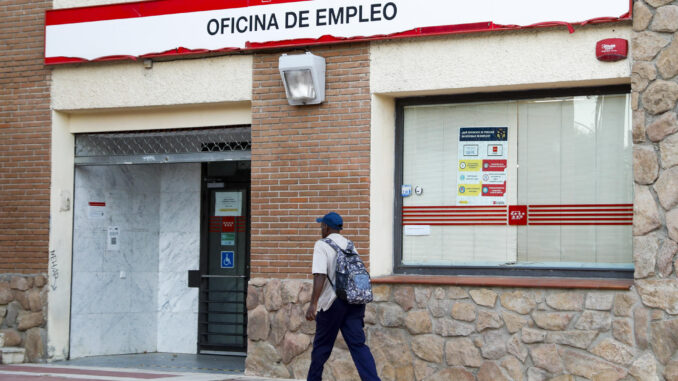 Un hombre camina junto a una oficina de empleo en Madrid. EFE/ Luis Millán