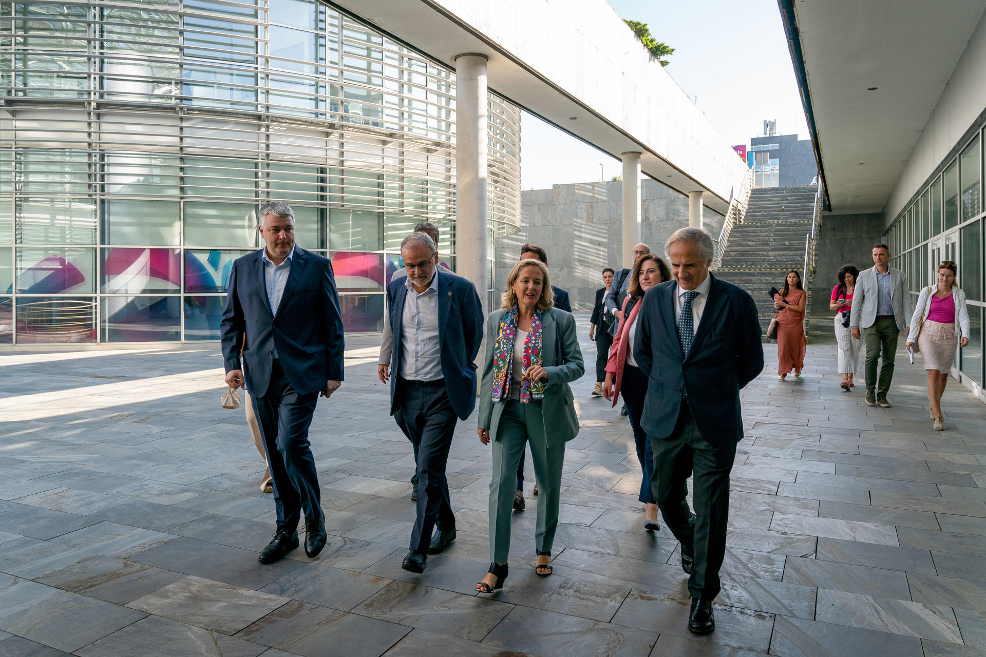 La vicepresidenta primera en funciones, Nadia Calviño, junto al rector de la UC (Universidad de Cantabria) Ángel Pazos, ha visitado el IH Cantabria, instituto de Hidráulica ambiental de Cantabria hoy en Santander. EFE/ Román G. Aguilera
