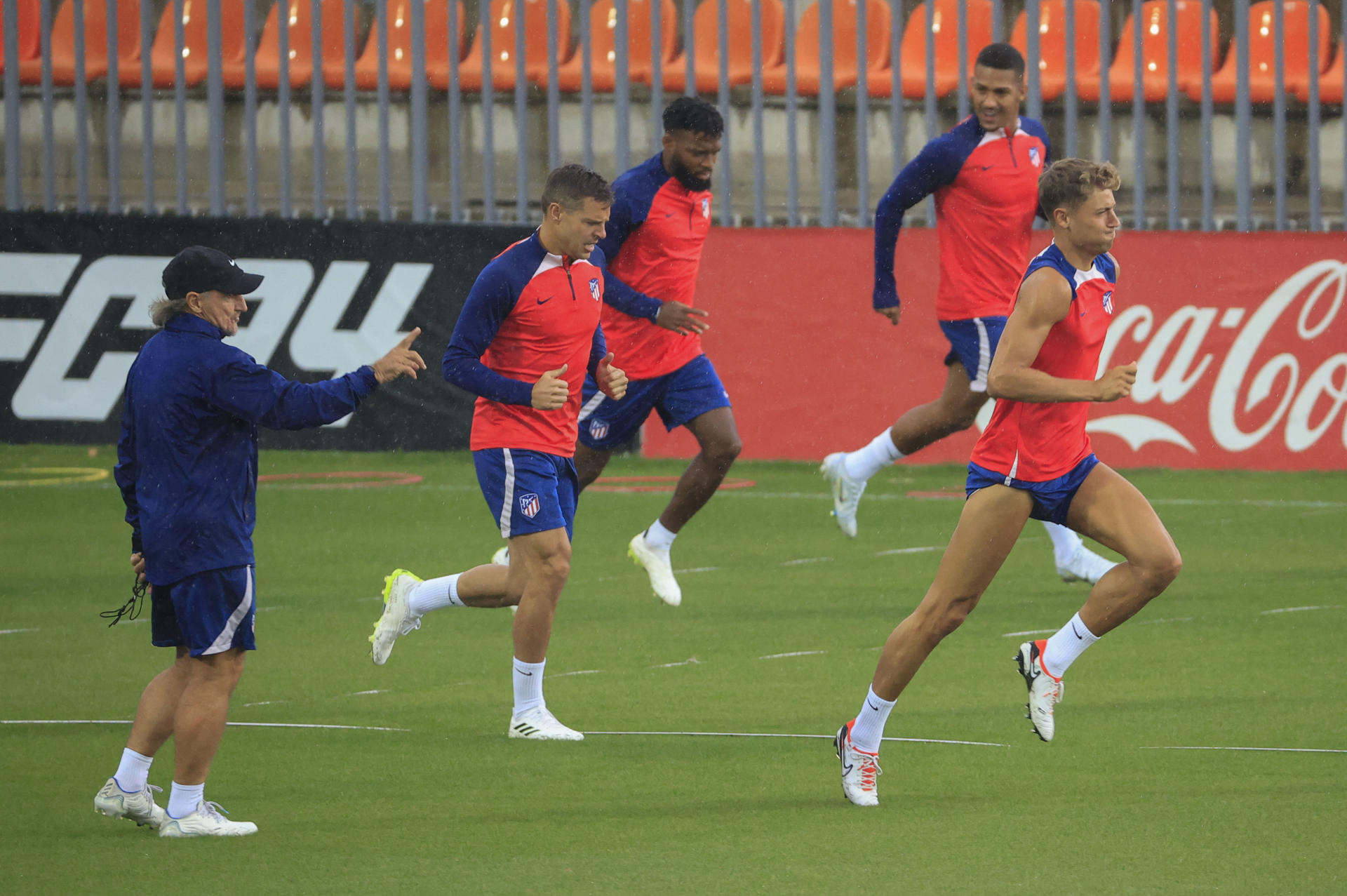 Los jugadores del Atlético de Madrid, durante el entrenamiento de este sábado. EFE/ Zipi Aragon
