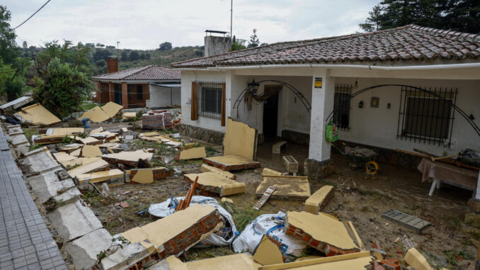 Viviendas de Aldea del Fresno en Madrid, afectadas a causa de las fuertes lluvias registradas durante este fin de semana. EFE/ Rodrigo Jiménez
