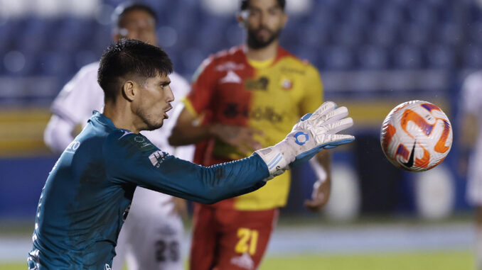 Aaron Cruz portero de Herediano atrapa un balón hoy, en un partido de la Copa Centroamericana entre Comunicaciones FC y Herediano en el estadio Doroteo Gamuch Flores en Ciudad de Guatemala (Guatemala). EFE/ Esteban Biba
