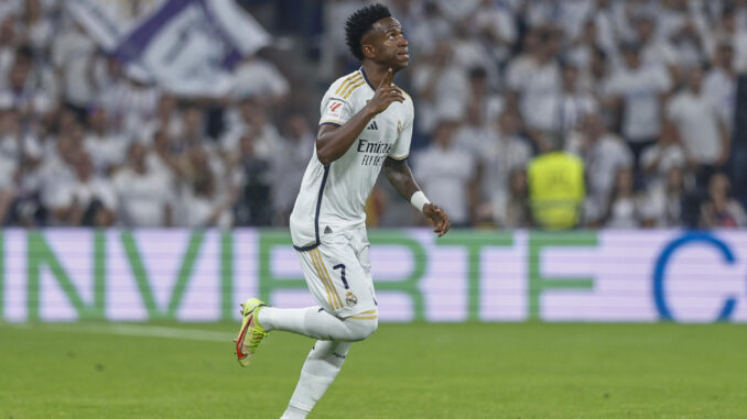 El delantero brasileño del Real Madrid, Vinicius Jr., durante el encuentro correspondiente a la séptima jornada de primera división que disputaron frente a la UD Las Palmas en el estadio Santiago Bernabéu, en Madrid. EFE/ Rodrigo Jimenez
