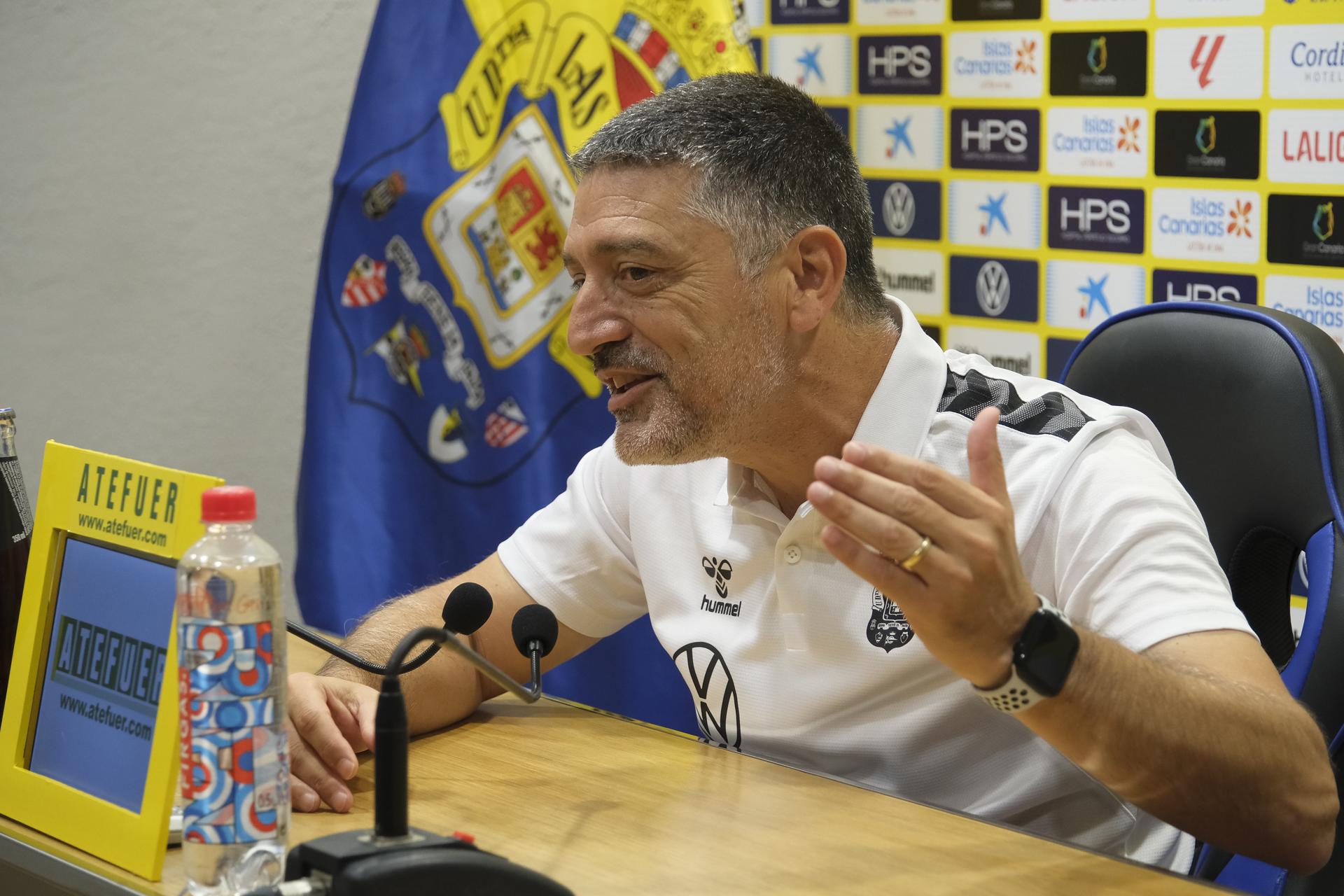 El entrenador de la Unión Deportiva Las Palmas, Xavier García Pimienta, analizó en rueda de prensa el partido que su equipo disputa contra el Real Madrid en el estadio Santiago Bernabéu, correspondiente a la séptima jornada de LaLiga EA Sports. EFE/Ángel Medina G.
