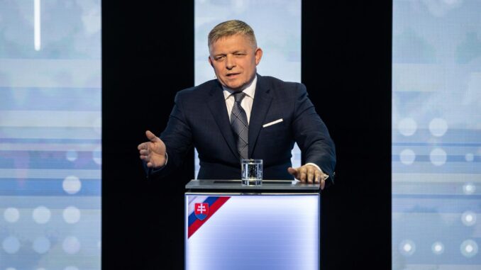 Robert Fico, líder del partido SMER, durante un debate televisivo para las elecciones parlamentarias del próximo 30 de septiembre. EFE/EPA/JAKUB GAVLAK
