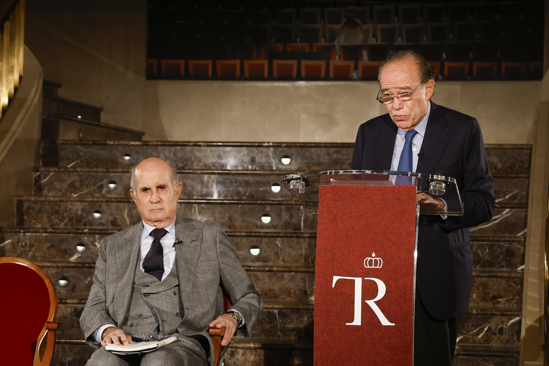 El presidente del Teatro Real Gregorio Marañón (d) junto a Juan Antonio Pérez Simón, del consejo internacional del Teatro, durante la presentación de un nuevo proyecto artístico que se inaugurará este martes, bajo la presidencia de los Reyes de España. EFE/ J.J. Guillén
