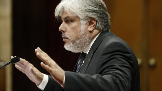 El portavoz de Junts, Albert Batet, interviene ante el pleno durante la segunda jornada del debate de política general que se celebra en el Parlament de Cataluña en la que los portavoces de los grupos parlamentarios responden al discurso de ayer del presidente de la Generalitat, Pere Aragonès. EFE/Andreu Dalmau
