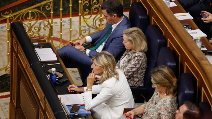 El presidente del Gobierno en funciones, Pedro Sánchez (i), junto a sus vicepresidentas en funciones Nadia Calviño (2i), Yolanda Díaz (2d) y Teresa Ribera (d) escuchan al líder del PP y candidato a la presidencia del Gobierno, Alberto Núñez Feijóo durante su intervención en la primera sesión del debate de su investidura este martes en el Congreso. EFE/Juan Carlos Hidalgo
