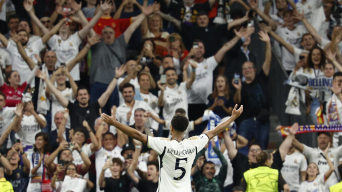 El centrocampista inglés del Real Madrid Jude Bellingham celebra tras marcar el 1-0 durante el encuentro del grupo C de Liga de Campeones entre Real Madrid y Unión Berlín, este miércoles en el Estadio Santiago Bernabéu en Madrid. EFE/ Rodrigo Jiménez
