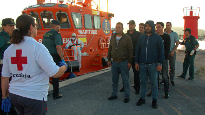 Miembros de Salvamento Marítimo y el Servicio Marítimo de la Guardia Civil han rescatado este lunes a 28 personas de origen magrebí, entre ellos un menor, que navegaban en una embarcación de fibra que fue avistada por las cámaras del Servicio Integral de Vigilancia Exterior (SIVE) a unos 10 kilómetros (5 millas náuticas) de la costa de Granada. EFE/ Alba Feixas
