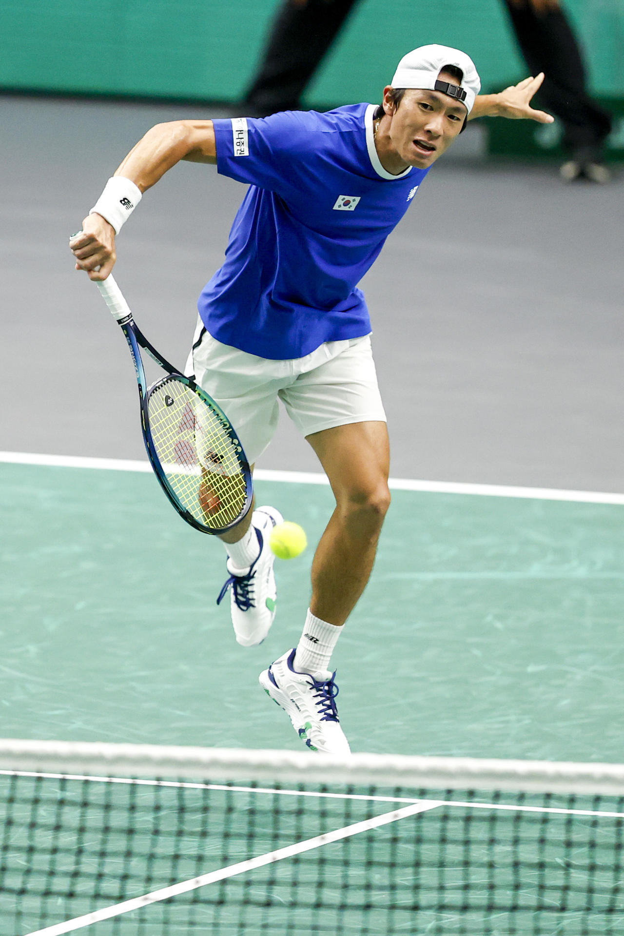 El tenista Coreano Seongchan Hong ante el serbio Dusan Lajovic , durante el partido del Grupo C de la Copa Davis que les enfrenta en el pabellón de la Fuente de San Luis (Valencia). EFE/ Kai Forsterling
