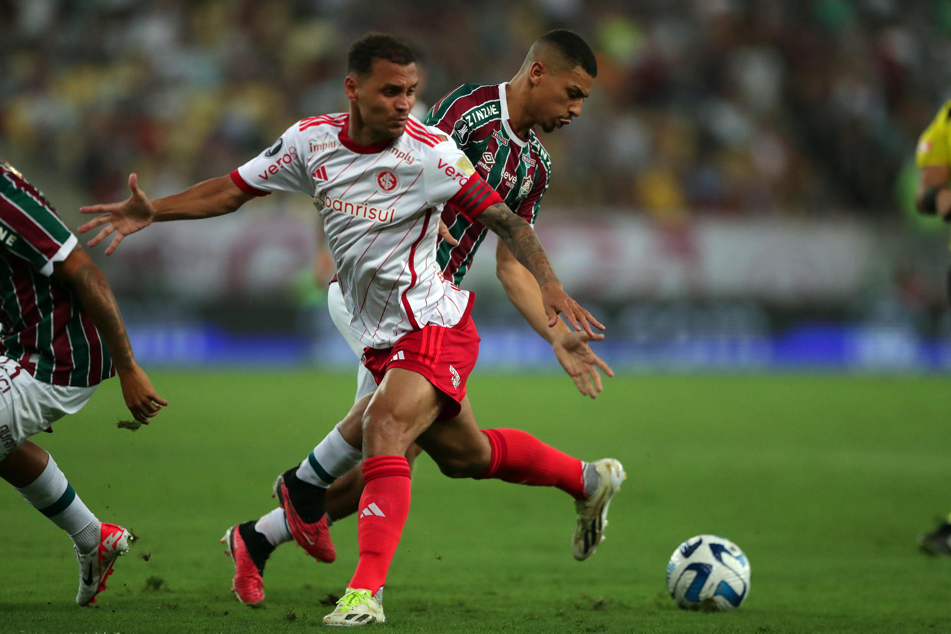 Andre (d) de Fluminense disputa el balón con Allan Patrick de Internacional hoy, en un partido de las semifinales de la Copa Libertadores entre Fluminense e Internacional en el estadio Maracaná en Río de Janeiro (Brasil). EFE/ Andre Coelho
