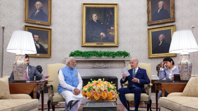 Fotografía cedida hoy por el Ministerio de Asuntos Exteriores de la India donde aparece su primer ministro, Narendra Modi (c-i), mientras habla con el presidente estadounidense Joe Biden, el 22 de junio de 2023 en el Despacho Oval de la Casa Blanca en Washington (EE.UU). EFE/Ministerio de Exteriores de India
