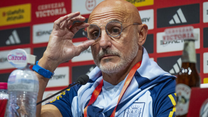 GRANADA, 11/09/2023.- El seleccionador nacional de fútbol, Luis de la Fuente, ofrece una rueda de prensa en la víspera del partido de clasificación para la Eurocopa 2024 ante Chipre, este lunes en el estadio Nuevo Los Cármenes, en Granada. EFE/ Miguel Ángel Molina
