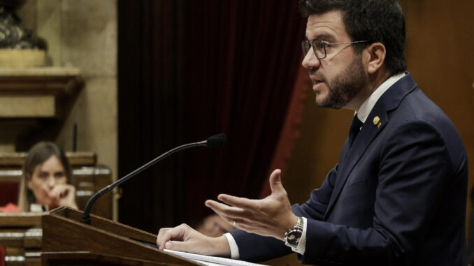 El presidente de la Generalitat, Pere Aragonès, durante su intervención inicial en el debate de política general en el Parlament de Catalunya, que se celebra con las negociaciones para la investidura de Pedro Sánchez como telón de fondo, en un momento en el que ERC da por descontada la amnistía e insiste en reclamar un referéndum. EFE/Quique García
