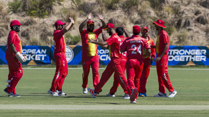 Los jugadores de la selección española de Cricket celebran un punto ante Francia en el Óvalo de Cricket de la localidad malagueña de Cártama este miércoles 27 de septiembre. Cártama una nueva edición del Campeonato de Europa de Cricket EFE/Jorge Zapata
