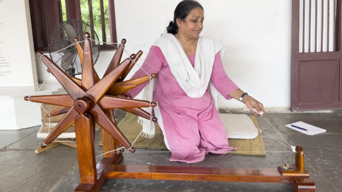 Tata recibe diariamente a los visitantes del "Ashram-Museo" de Gandhi en Ahmedabad (India) y les muestra cómo funciona la rueca con la que el líder pacifista indio meditaba. EFE/Macarena Soto
