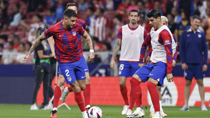 El defensa uruguayo del Atlético de Madrid Jose Maria Giménez (i) calienta momentos previos a que comience el partido de la jornada 6 de LaLiga en el estadio Cívitas Metropolitano. EFE/Rodrigo Jiménez
