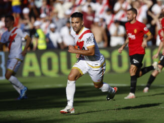 El delantero del Rayo Vallecano Radamel Falcao marca de penalti ante el Mallorca durante el partido correspondiente a la jornada 8 de LaLiga EA Sports que enfrenta al Rayo Vallecano y RCD Mallorca este sábado en el Campo de Fútbol de Vallecas. EFE/Rodrigo Jiménez