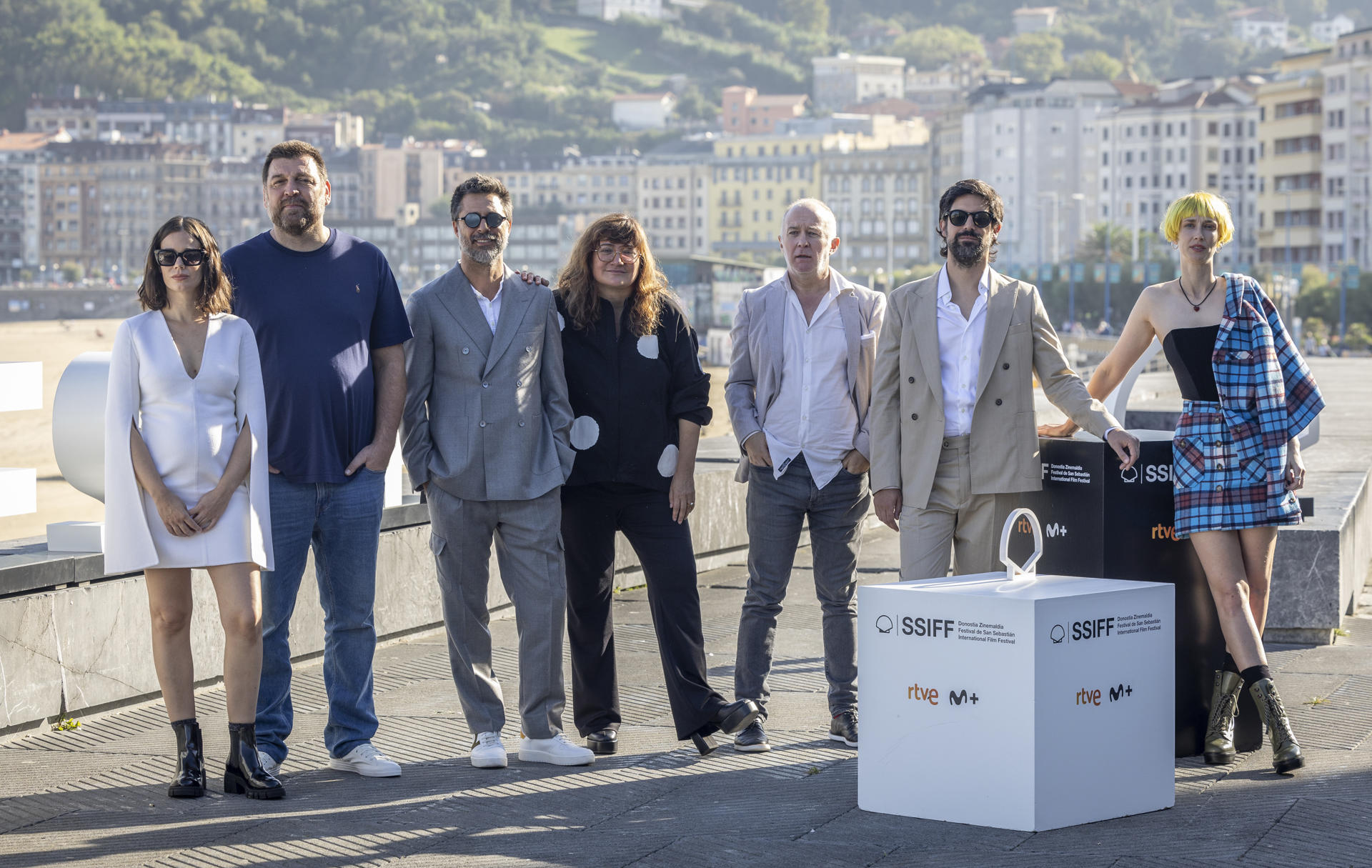 La directora y guionista Isabel Coixet (c) posa junto a los actores Luis Bermejo (3d), Laia Costa (i), Hovik Keuchkerian (2i), Hugo Silva (3i), Francesco Carrill (2d) e Ingrid García Jonsson (d) durante la presentación este martes de "Un amor", que compite en la sección oficial del 71 Festival Internacional de Cine de San Sebastián. EFE/Javier Etxezarreta
