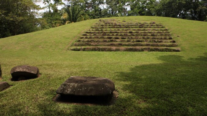 Fotografía de archivo fechada el 21 de junio de 2012 que muestra ruinas mayas en el sitio arqueológico Tak'alik A'baj, en la localidad de Retalhuleu (Guatemala). EFE/ Saúl Martínez
