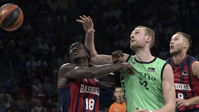 El pivot islandés del Surne Bilbao Basket, Tryggvi Hlinason (2d) lucha por el rebote contra el pivot senegalés del Baskonia, Khalifa Diop (i), en el partido de la liga ACB de baloncesto disputado este sábado en el Fernando Buesa Arena de Vitoria-Gasteiz. EFE/ ADRIÁN RUIZ HIERRO
