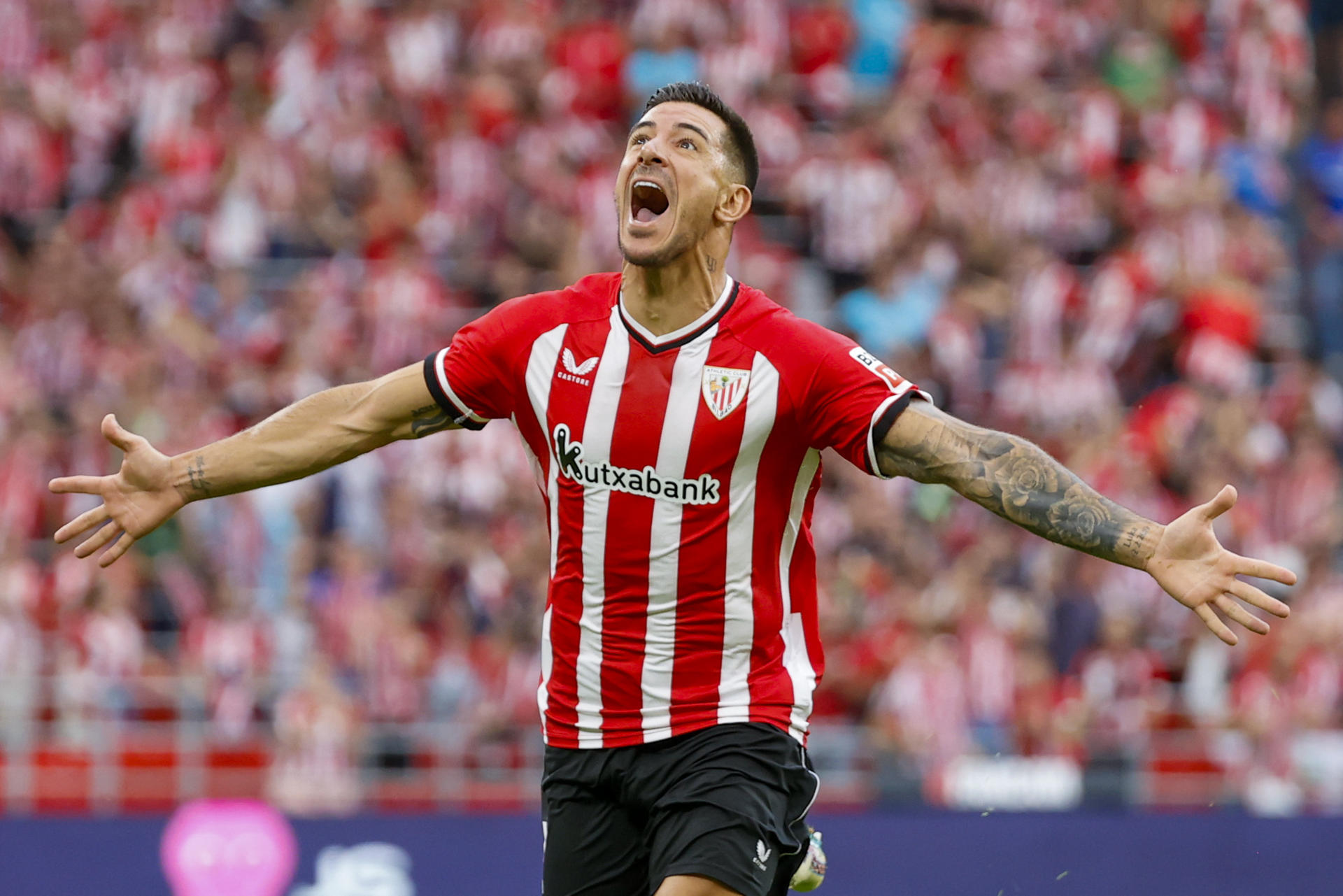 El defensa del Athletic Yuri Berchiche celebra el primer gol del partido ante el Getafe de la jornada 7 de Liga de Primera División en el estadio de San Mamés, en Bilbao. EFE/Luis Tejido
