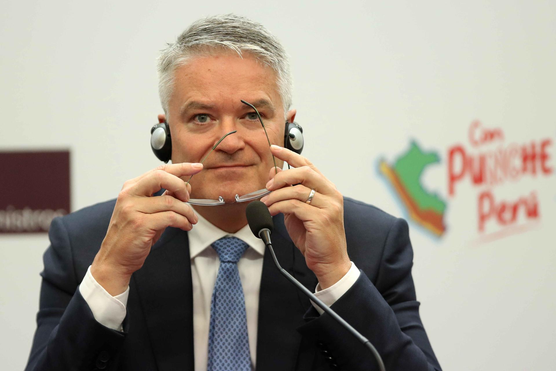 El secretario general de la OCDE, Mathias Cormann, participa en una rueda de prensa, hoy en Lima (Perú). EFE/Paolo Aguilar
