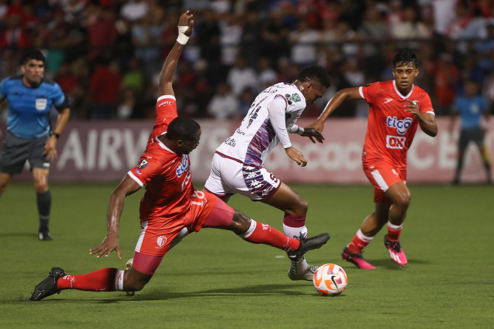 Leyvin Balanata (i) de Estelí disputa el balón con Orlando Sinclair (c) de Saprissa en un partido de la Copa Centroamericana entre Real Estelí y Deportivo Saprissa en el estadio Independencia en Estelí (Nicaragua). EFE/ Jorge Torres
