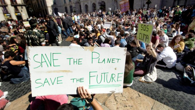 Fotografía de archivo de una manifestación por el centro de Barcelona para reclamar medidas contra el cambio climático. EFE/Marta Perez
