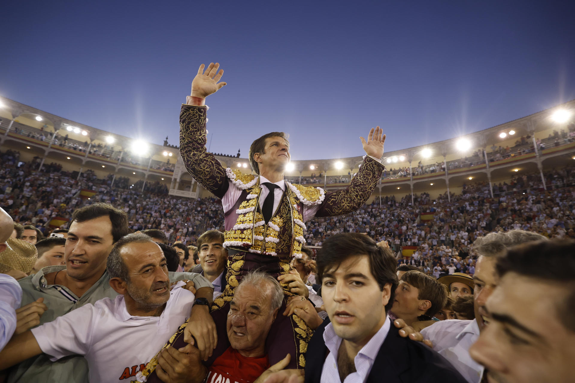 El diestro Julián López "El Juli" abre la puerta grande de Las Ventas en su última tarde vistiendo de luces en la capital, en la que ha compartido cartel con Uceda Leal y Tomás Rufo. EFE/ Juanjo Martin
