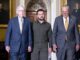 El presidente de Ucrania, Volodímir Zelenski, junto al líder de la minoría republicana en el Senado de EE.UU., Mitch McConnell (i), y el líder de la mayoría demócrata, Chuck Schumer (d), en el Capitolio, sede del Congreso estadounidense, en Washington, este 21 de septiembre de 2023. EFE/Michael Reynolds