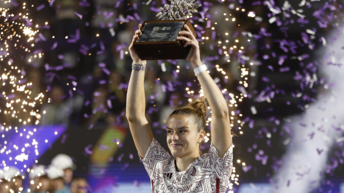 La tenista griega María Sákkari celebra tras vencer a la estadounidense Caroline Dolehide durante la final del torneo Guadalajara Open WTA 1000, en el Centro Panamericano de Tenis, en Guadalajara, Jalisco (México). EFE/Iván Villanueva
