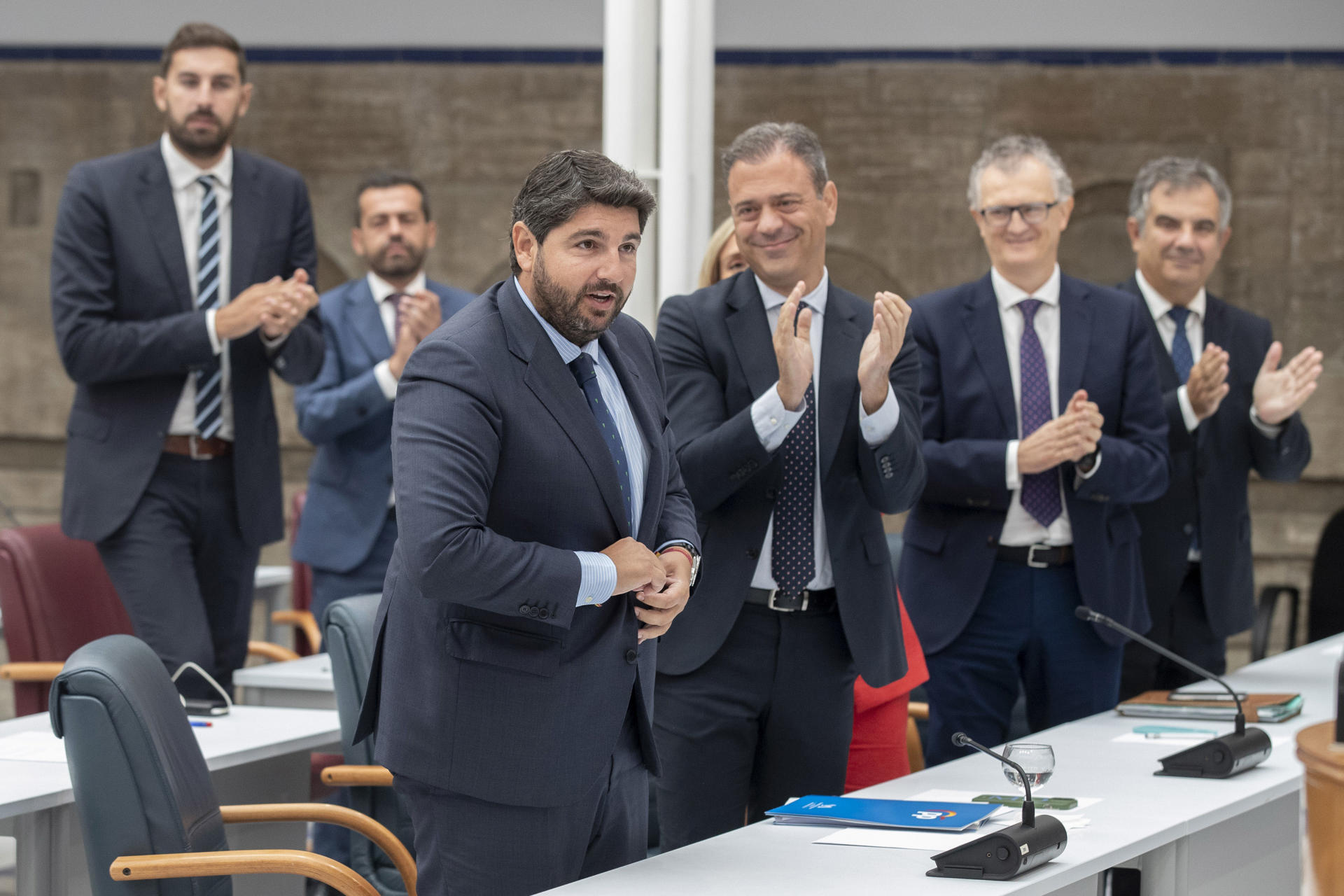 Los diputados del PP aplauden al presidente en funciones de la Comunidad de Murcia, Fernando López Miras (i), tras ser investido presidente gracias al acuerdo de gobierno firmado por los dos partidos , este jueves en la Asamblea Regional de Murcia en Cartagena. EFE/Marcial Guillén
