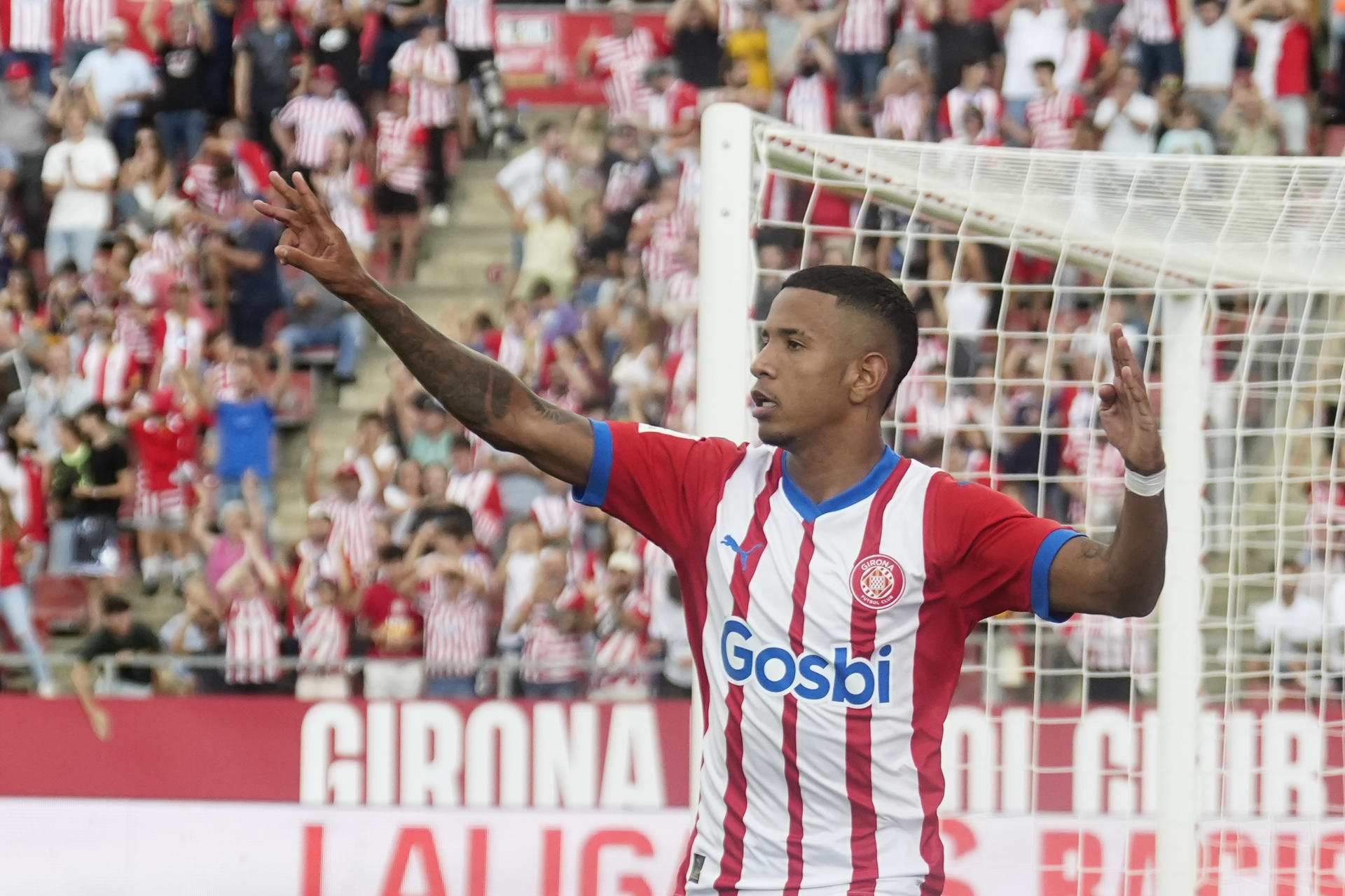 Savio, delantero brasileño del Girona FC celebra su gol durante el encuentro correspondiente a la jornada 6 de LaLiga que enfrentó al Girona y al Mallorca en el Estadi Montilivi en Girona, este sábado. EFE/ David Borrat
