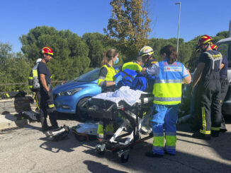 Efectivos sanitarios en el lugar de un accidente laboral en el que un repartidor hombre de 52 años de edad ha muerto tras sufrir un atropello por su propia furgoneta en Arroyomolinos, Madrid. EFE/Emergencias 112/SÓLO USO EDITORIAL/SÓLO DISPONIBLE PARA ILUSTRAR LA NOTICIA QUE ACOMPAÑA (CRÉDITO OBLIGATORIO)