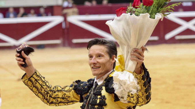 El diestro Diego Urdiales con los trofeos conseguidos al segundo de su lote durante la corrida de toros de la Feria de San Mateo que se celebra hoy miércoles en la plaza de La Ribera de Logroño. EFE/ Raquel Manzanares.
