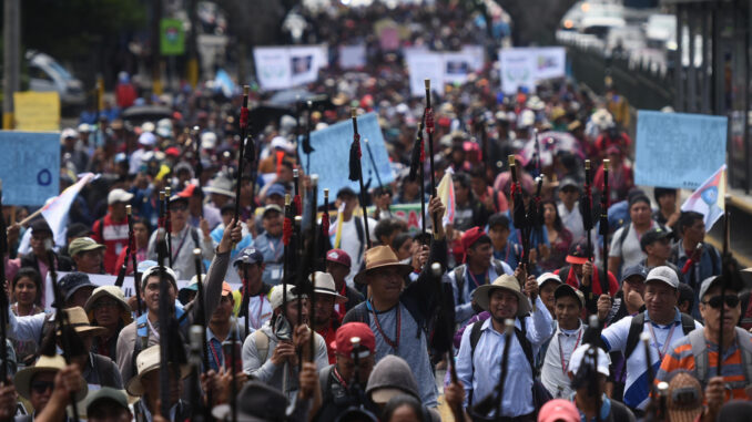 Decenas de personas protestan para exigir la renuncia de la fiscal general, Consuelo Porras, hoy, en Ciudad de Guatemala (Guatemala). EFE/ Edwin Bercian
