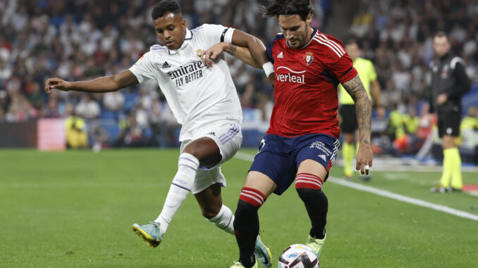 El defensa de Osasuna, Juan Cruz (d), con el balón ante el delantero brasileño del Real Madrid, Rodrygo,en el estadio Santiago Bernabéu, en Madrid en foto de archivo de Chema Moya.EFE
