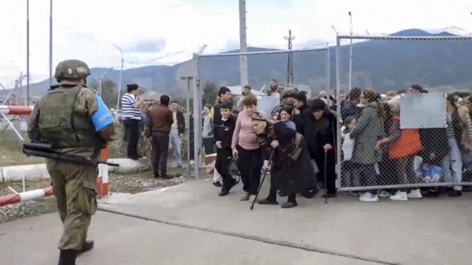 Habitantes de Nagorno Karabaj entrando en un campo de desplazados llevado por fuerzas rusas de mantenimiento de la paz cerca de Stepanakert. EFE/EPA/RUSSIAN DEFENCE MINISTRY PRESS SERVICE HANDOUT -- MANDATORY CREDIT -- BEST QUALITY AVAILABLE -- HANDOUT EDITORIAL USE ONLY/NO SALES
