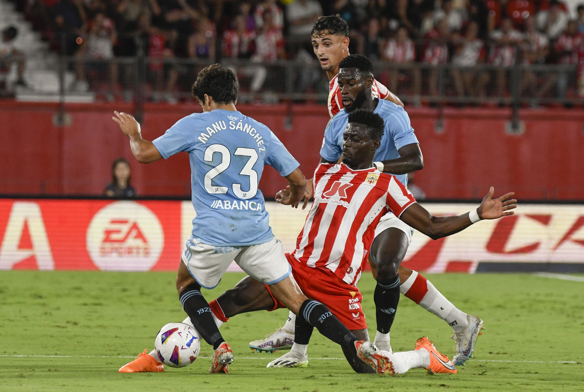 El defensa del Celta Manuel Sánchez (i) disputa un balón con el ghanés Iddrisu Baba, de la UD Almería, durante el partido de la cuarta jornada de LaLiga que UD Almería y Celta de Vigo disputan hoy viernes en el Power Horse Stadium de Almería. EFE/ Carlos Barba
