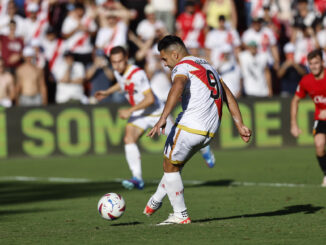 El delantero del Rayo Vallecano Radamel Falcao marca de penalti ante el Mallorca durante el partido correspondiente a la jornada 8 de LaLiga EA Sports que enfrenta al Rayo Vallecano y RCD Mallorca este sábado en el Campo de Fútbol de Vallecas. EFE/Rodrigo Jiménez