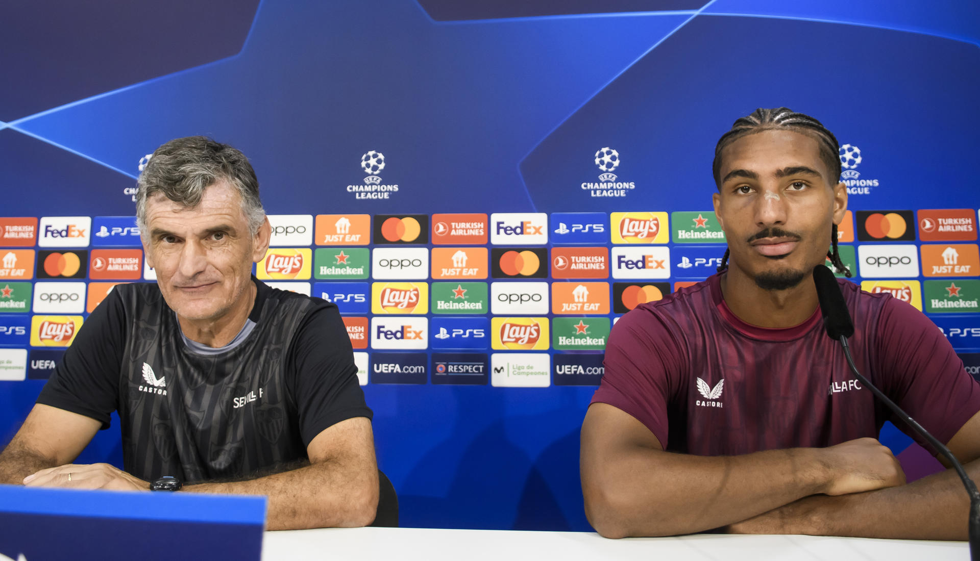 El entrenador del Sevilla FC, José Luis Mendilibar, y el central francés Loïc Badé (d), durante la rueda de prensa oficial en la ciudad deportiva del club sevillano previa al encuentro de la primera jornada del grupo B de la Liga de Campeones que juega ante el Lens. EFE/ Raúl Caro
