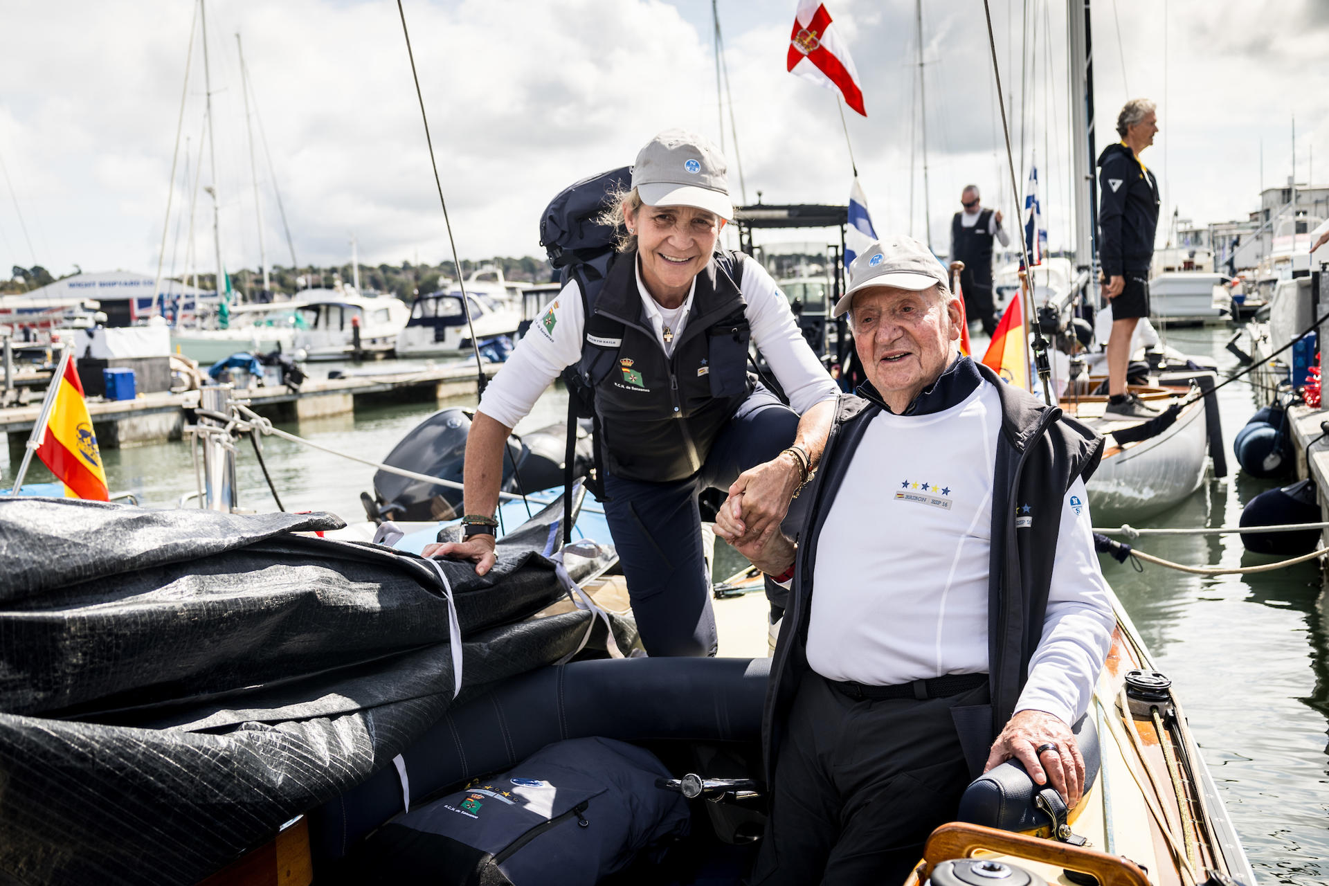 El rey emérito Juan Carlos I (d), junto a su hija Elena (i), entrena este viernes en Cowes (Reino Unido) para participar a partir del lunes próximo, con el velero “Bribón”, en el campeonato mundial de vela de la clase 6m que va a celebrarse en la isla de Wight hasta el 8 de septiembre, y donde, a sus 85 años, aspira a volver a conquistar el título por tercera vez. EFE/ Maria Muiña / Sailingshots SÓLO USO EDITORIAL / SÓLO DISPONIBLE PARA ILUSTRAR LA NOTICIA QUE ACOMPAÑA (CRÉDITO OBLIGATORIO)
