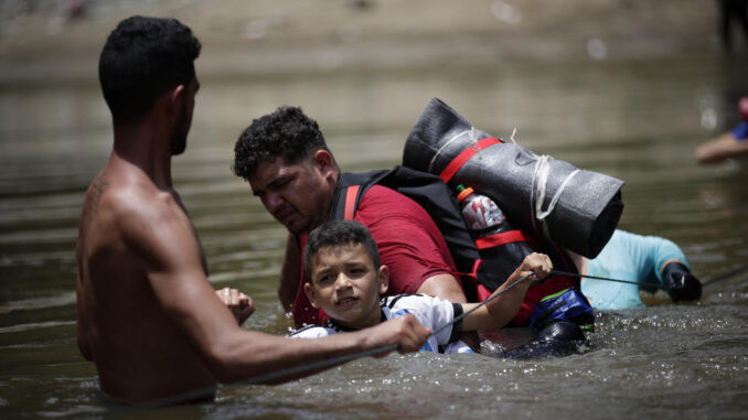 Migrantes cruzan el río Turquesa, el 14 de septiembre de 2023 en Darién (Panamá). EFE/Bienvenido Velasco
